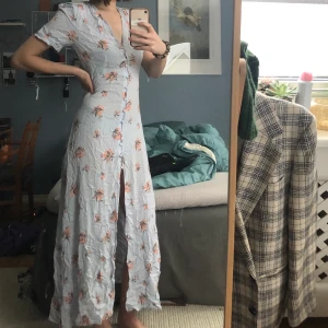 Somrig klänning  - En jätte söt sommarklänning med små knytroseter på ärmarna och knappar ner till nedre delen av låten. Den är från HM och använd fåtals gånger, säljer den för jag rensar min garderob men den är jätte söt. Den är blommig med medelstora Blom buketter, kan skicka mer bilder om man vill de💞. Köparen står för frakten, skriv snabbt om du vill ha den många som är intreserade 