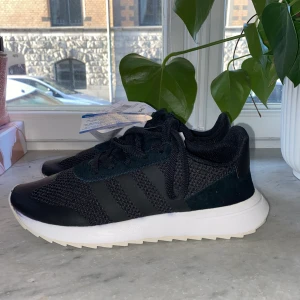 Adidas sneakers 38 2/3 - Sjukt snygga och stilrena sneakers från adidas med mocca detaljer. Helt oanvända. Säljer pga dom är för små för mig. Pris kan diskuteras vid snabb affär! Prislapp är kvar🖤