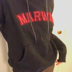 Svart hoodie med tryck - Säljer denna assnygga hoodie!!🥰