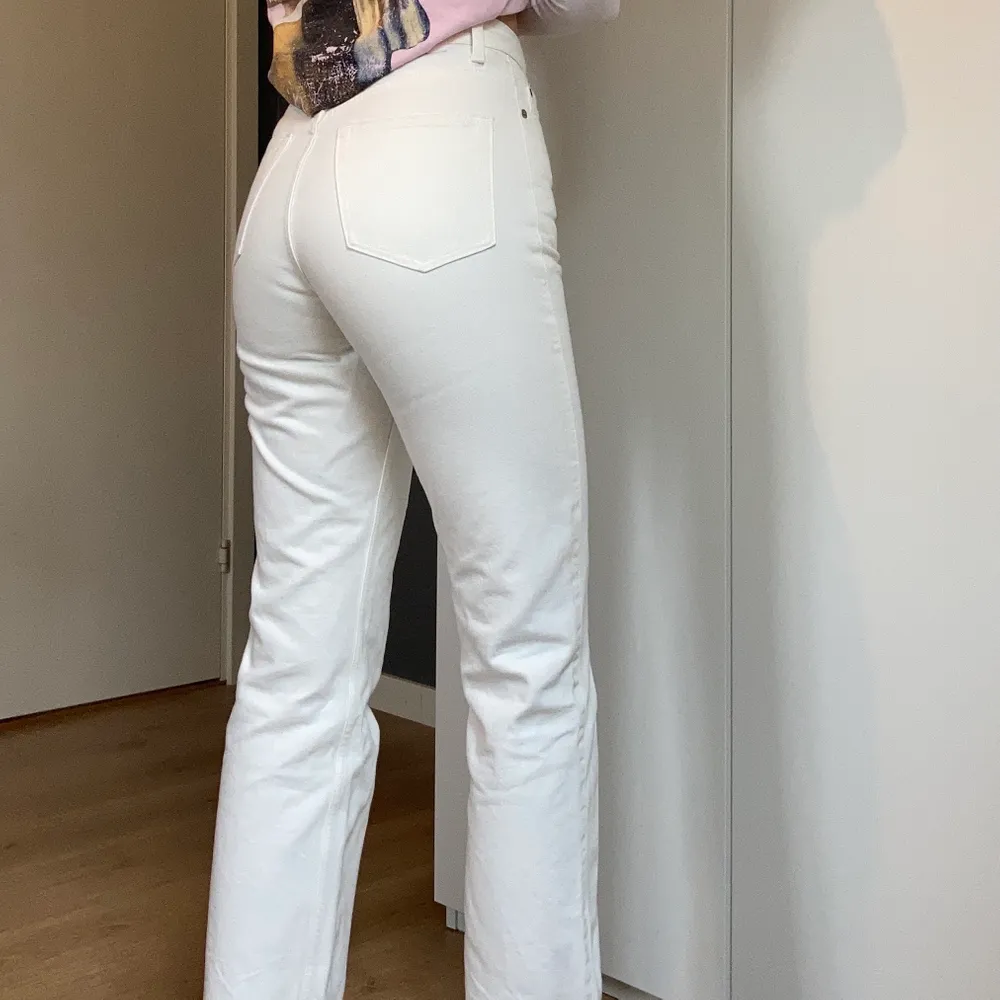 Jag säljer nu mina vita Row jeans från Weekday då de tyvärr är för små. Sparsamt använda så i väldigt fint skick! Hör av er om ni har frågor eller vill ha fler bilder:) Spårbar frakt på 66 kr tillkommer. Jeans & Byxor.