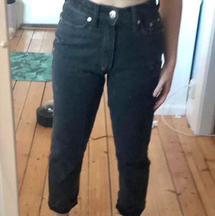 Säljer mina river island petite mom jeans i storlek 30. De är köpta från ASOS och använda ett fåtal gånger! 💓 frakt tillkommer. Jeans & Byxor.