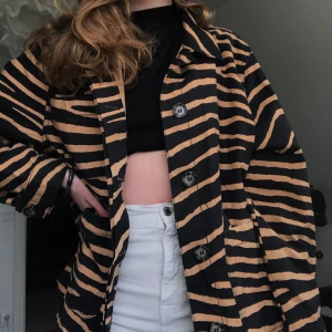 Overshirt - En superhärlig randig overshirt från H&M! Perfekt som jacka till våren. Sparsamt använd. 😍✨ storlek 40 då jag ville att den skulle sitta lite oversized!