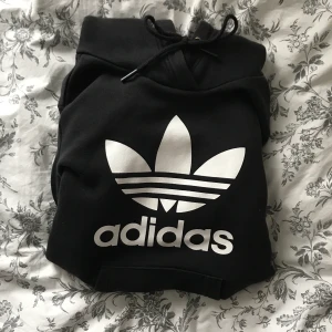 Svart adidas hoodie - Väldigt skön, varm och mysig äkta adidas hoodie! Använd några gånger, frakt tillkommer 