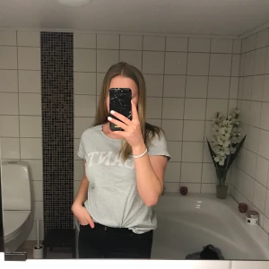 Gant Tshirt - Ljusgrå t-shirt från Gant. Nypris 400kr. Använd väl därav passformen (OBS tröjan är instoppad på de 2 första bilderna). Köparen står för frakten, betalning va swish.