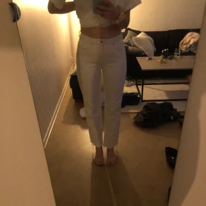 Vita jeans  - Vita jeans från Weekday, voyage. Storlek W28L30