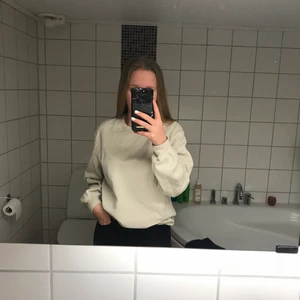 Sweatshirt - Beige sweatshirt från herravdelningen på H&M. Väldigt nopprig och ett litet hål under vänstra ärmen men det syns inte. Köparen står för frakten, betalning via swish.