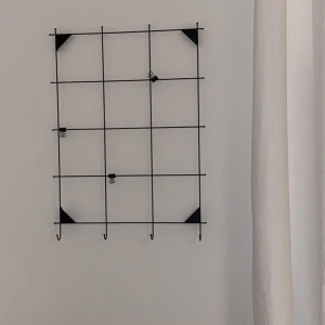 Anslagstavla - Den har vart guldig men jag har sprayat den mattsvart. Syns inte om man inte kollar nära (se bild). Säljer för 50kr+ frakt. Hör av dig för mer info👍🏻