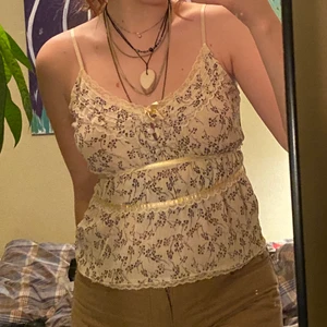 Gullig top - Säljer denna supersöta Top från Vila. Köparen står för frakt eller mötas upp i Stockholm.