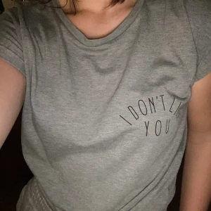 Grå t-shirt - Grå tröja med tryck (I don’t like you) från Ullared. Sparsamt använd. Storlek XS men väldigt oversized. Jag står för frakten!😊 OBS köp 3 plagg (50kr) betala 100kr PLUS jag betalar frakten!😍❤️😊