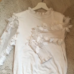 Tröja/blus🤍 - Använd ett få tal gånger. Skickar bättre bilder privat. Köpare står för frakten📦
