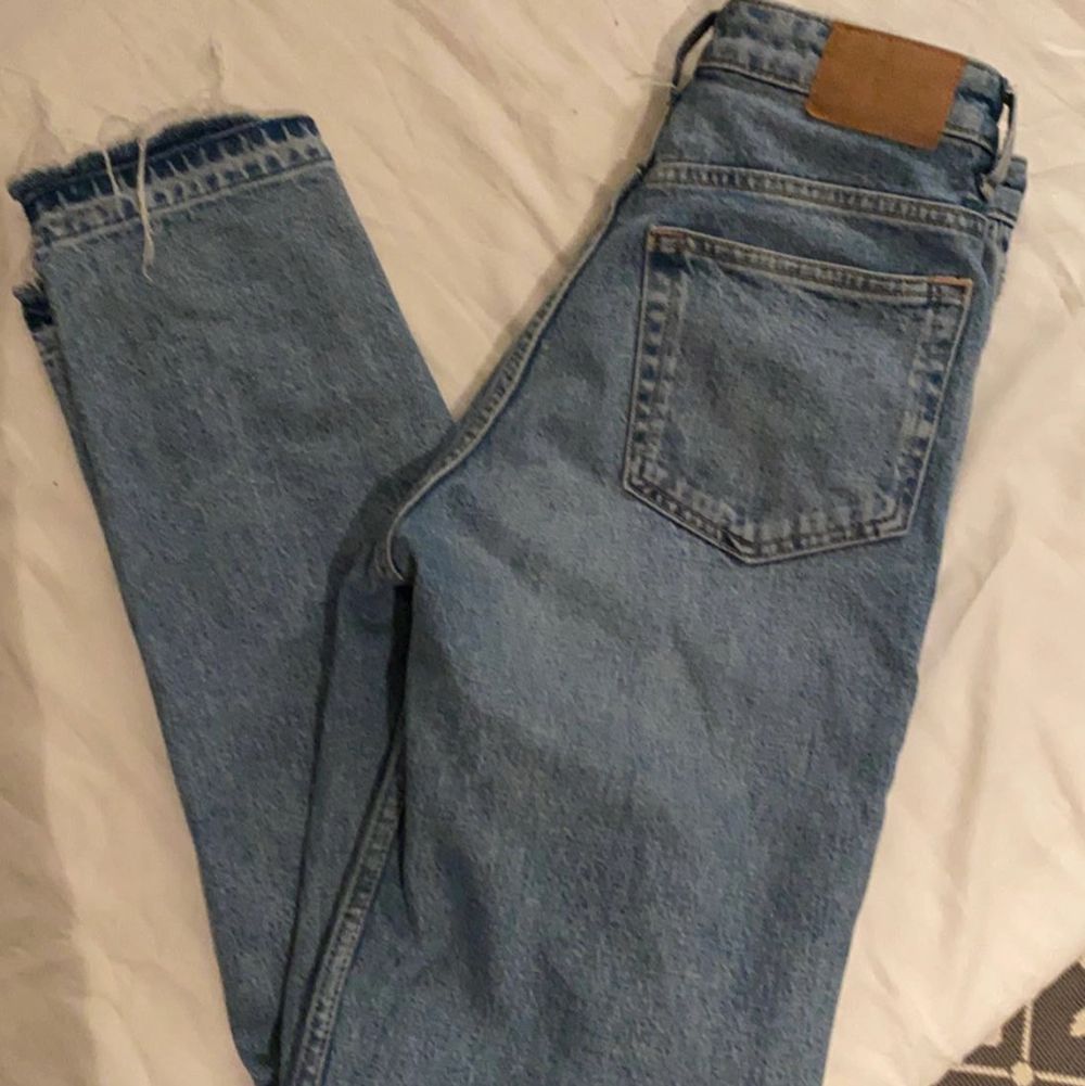 Fina jeans från weekday som säljs pga att de inte kommer till användning! Använda ett fåtal gånger så i mycket fint skick!💞 storlek W24 och längd 28, men jag har sprättat upp dem nertill, dels för en cool detalj men även för att de skulle bli längre. Så skulle säga att längden är 30 istället!. Jeans & Byxor.