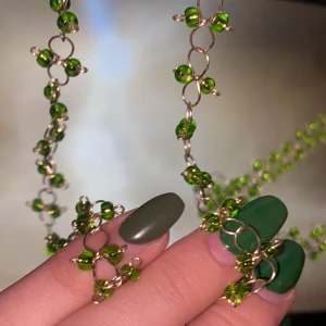 Halsband - Två specialbeställda handgjorda halsband med gröna glaspärlor❣️