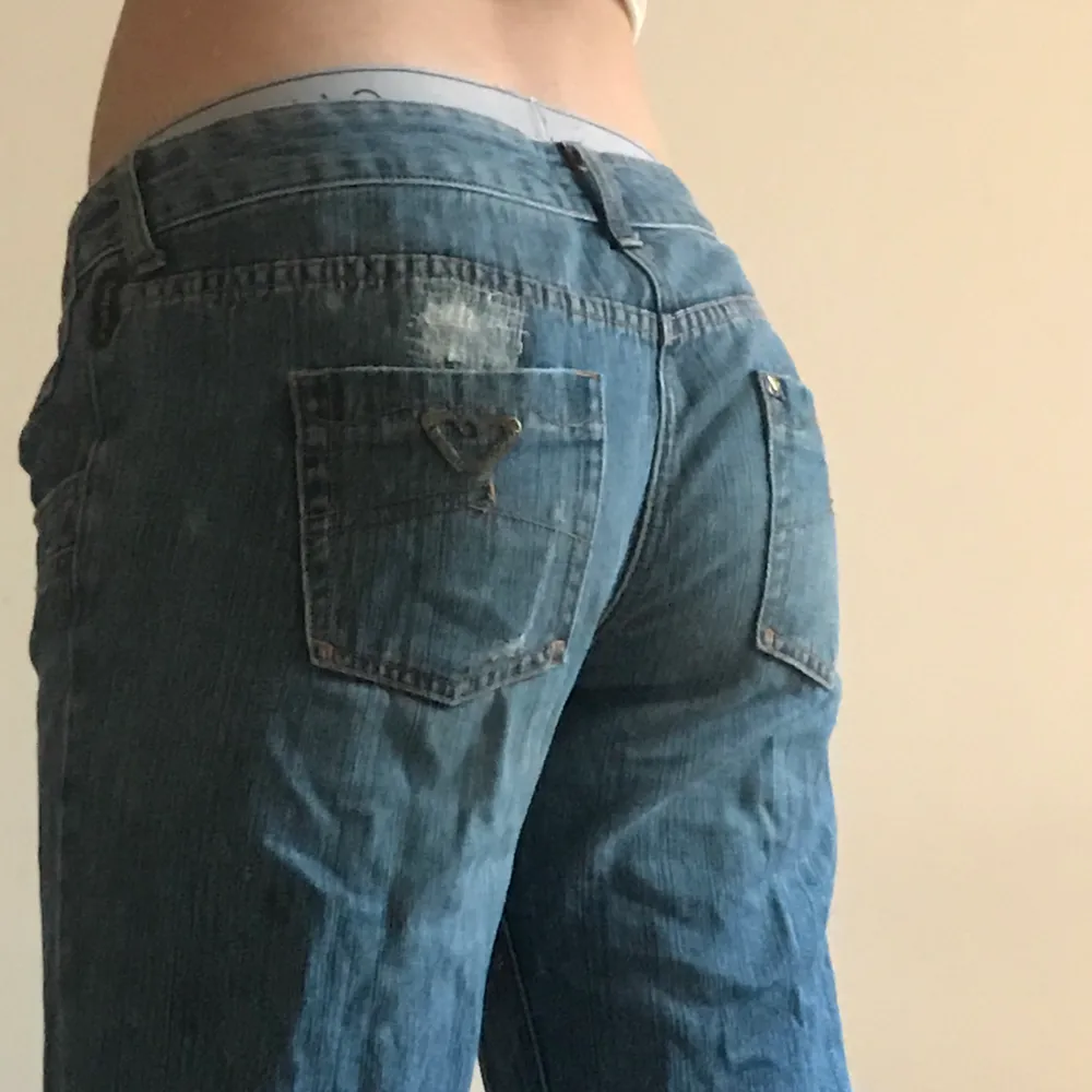 Snygga lågmidjade hyfsat ljusa jeans. Dom är för små för mig men hade varit jättefina på nån lite mindre.. jag är 174 cm lång. Jeans & Byxor.