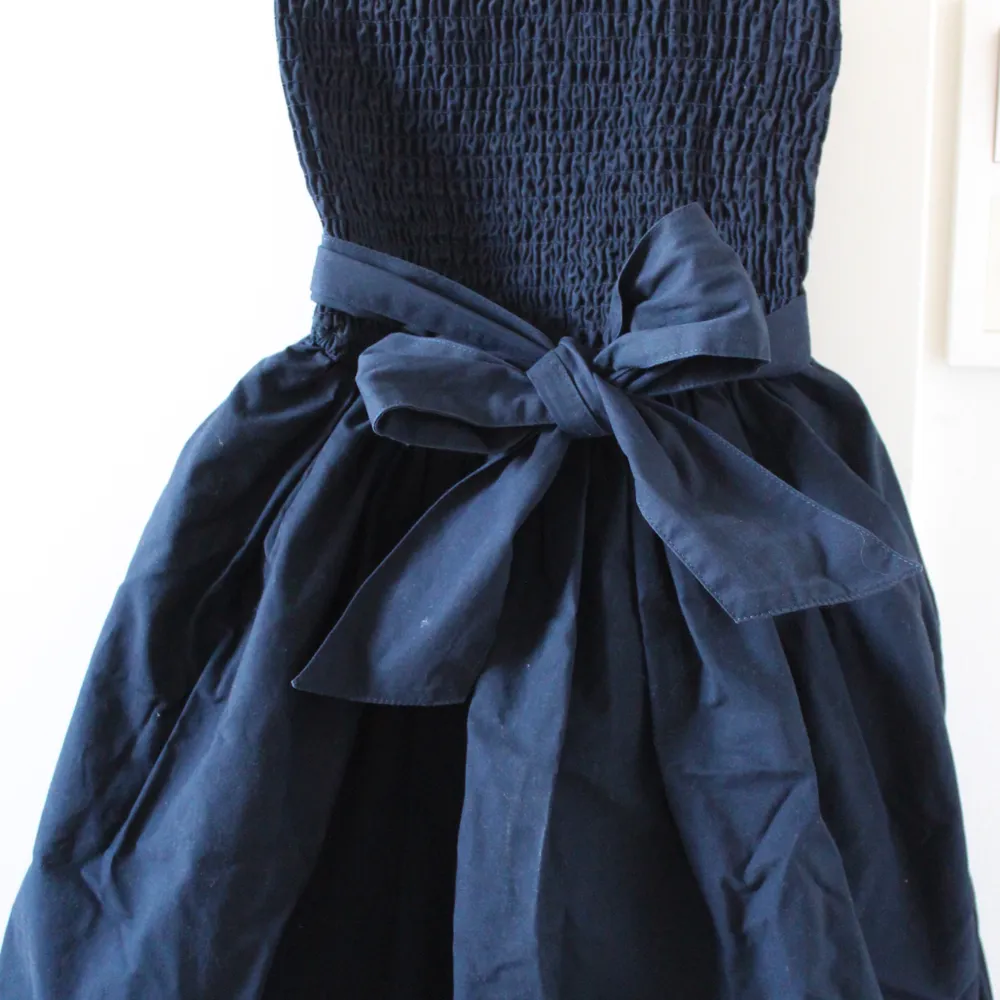 Snygg och stilren marinblå klänning från Abercrombie & Fitch. Passar till många tillfällen! Använd ett fåtal gånger, alltså i väldigt bra skick. Nypris: 799 kr. Klänningar.