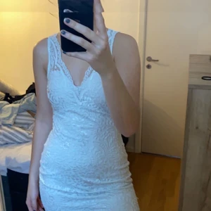 Spets klänning från vero Moda  - Använd 1 gång så i ny skick, vit spets med tyg undertill. Sitter perfekt till en med storlek xs/ s. 