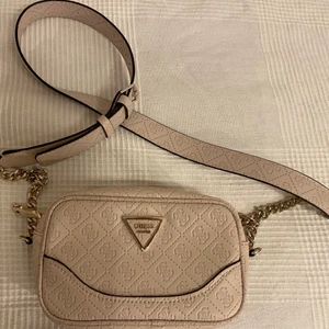 Guess väska  - Guessväska i toppskick, nästan aldrig använd! Nypris:900 ✨