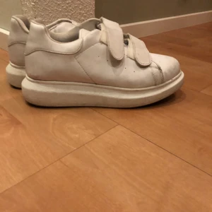 Stora sneakers - höga vita skor från nelly! Köparen står för frakt