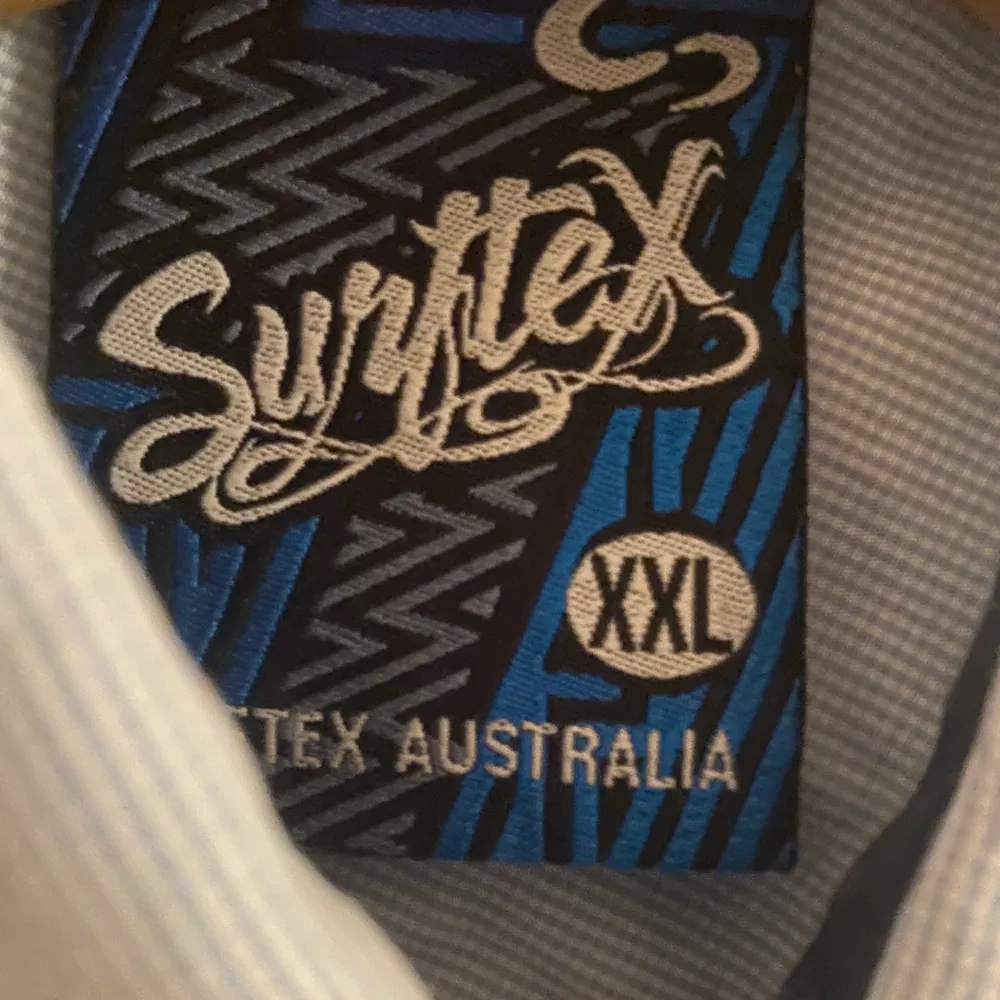 Fet kortärmad hawaiiskjorta med print på ryggen. Storleken är xxl men den sitter som en M eller mindre. Den är inte använd och saknar flaws. Unisex. Påminner om nått som man kan cruisa runt med i Los Santos. Skjortor.