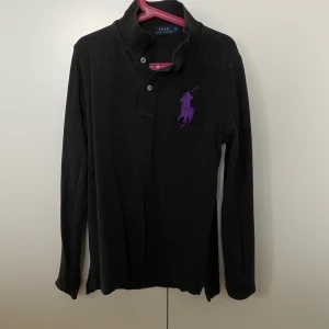 Slim fit Ralph Lauren - Oanvänd Ralph Lauren, storlek M men väldigt tight. Borde vara storlek S