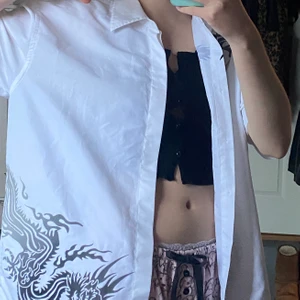 dragon button upp - Asnajs kortärmad skjorta med velvet drakar på från Casablanca. Storlekslappen är borttagen men skulle säga att den är mens L/XL. frakt tillkommer