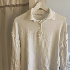 Tröja - Använt den en gång max, säkert snyggt under en sweatshirt. 