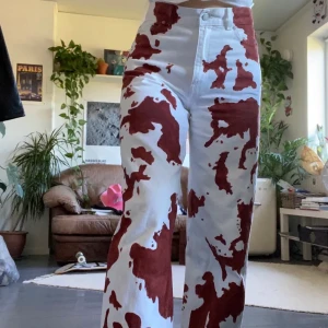 Komönstrade jeans - Lägger ut igen pga oseriös köpare 🤠 Säljer dessa handmålade ko-jeans som endast är använda två gånger INNAN målning. De sitter högmidjade men baggy på mig och modellen är ”Rail” från weekday i W25 L30. Jag använde textilfärg och på flaskan står det att den kan tvättas i 40 grader. Frakt tillkommer