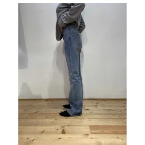 Helmut Lang jeans  - Köpte ett par jeans från Helmut Lang på Vestiaire collective men de var tyvärr för små :( Riktigt snygga och rejäla jeans med bra kvalitet! Skriv för fler bilder ❤️ budgivning ifall flera är intresserade. Köpte för 700kr tack vare rabatt && priset kan diskuteras! 