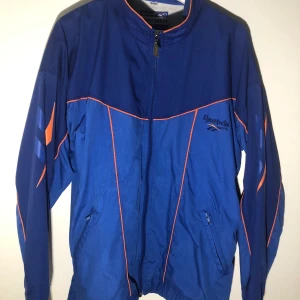 Vintage Reebok Track Jacket - En Vintage Reebok Track Jacket i storlek L✨🏃 Mått: Längd: 73cm Bredd: 53cm🙌