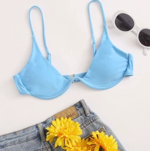 Superfin bikiniöverdel!  - Säljer denna sjukt snygga bikini överdelen från shein. Helt oanvänd, inte ens provas då jag råkade beställa hem fel färg. Storlek S men passar xs också. 25kr + frakt men blir budgivning om fler är intresserade! HELT SLUTSÅLD! 