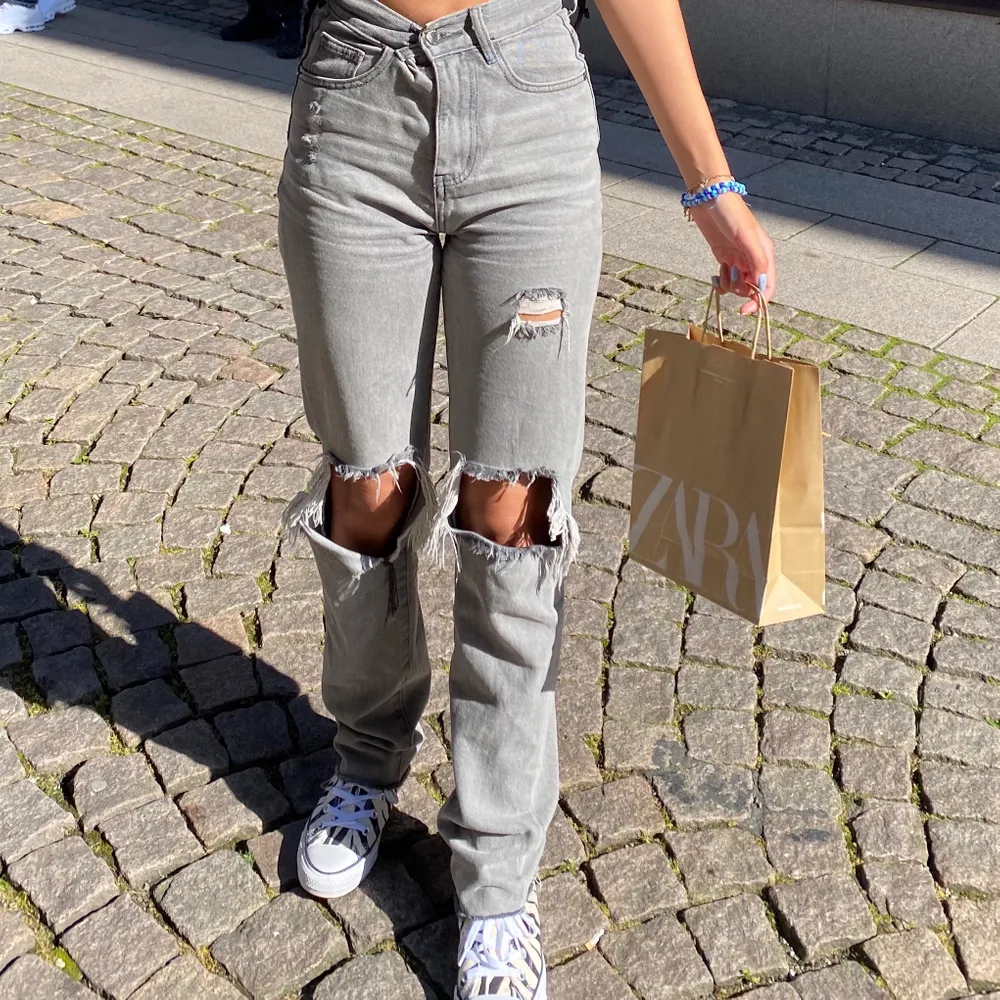 Säljer mina älskade gråa jeans ifrån plt, jag är 170 cm och jeansen är i strl xs men passar även s, det är mina bilder 😁😁 köparen står för frakt 💕. Jeans & Byxor.