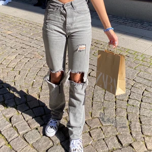 Gråa jeans - Säljer mina älskade gråa jeans ifrån plt, jag är 170 cm och jeansen är i strl xs men passar även s, det är mina bilder 😁😁 köparen står för frakt 💕