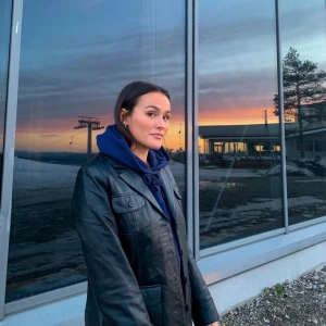 Oversized skinnjacka - Säljer min superfina skinnjacka som tyvärr inte kommer till användning. Den är i storlek 42, men sitter lite oversized på mig som brukar ha S eller M i jackor. 💜