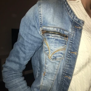 Jeansjacka - Fin jeansjacka från gina tricot! Storlek 34 och sitter ganska tajt. Bra skick! Köparen står för frakt, hör av dig vid frågor☺️