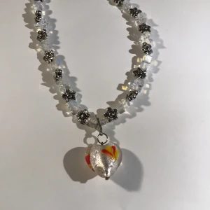 Halsband  - Blommor och klara stenar 🤩 med eller utan hjärtat får man välja själv. 