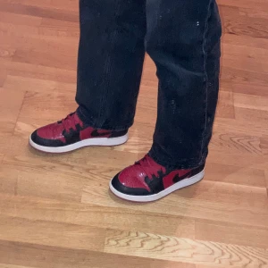 Jordans  - Säljer mina röda Jordan low min snakeskin på sidorna. Säljer då jag ej använder dem längre. Dem är relativt anvönda men inga fel på dem alls. Rensar kläder o skor så pris kan diskuteras vid snabbt köp! 
