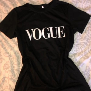 Vogue tshirt - Aldrig använd. Storlek m men liten i storlek. 