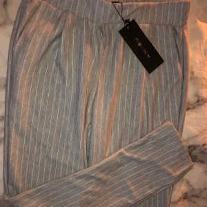 Kostymbyxor - Kostymbyxor i ”mjukis material”, lappen kvar. Oanvända. 