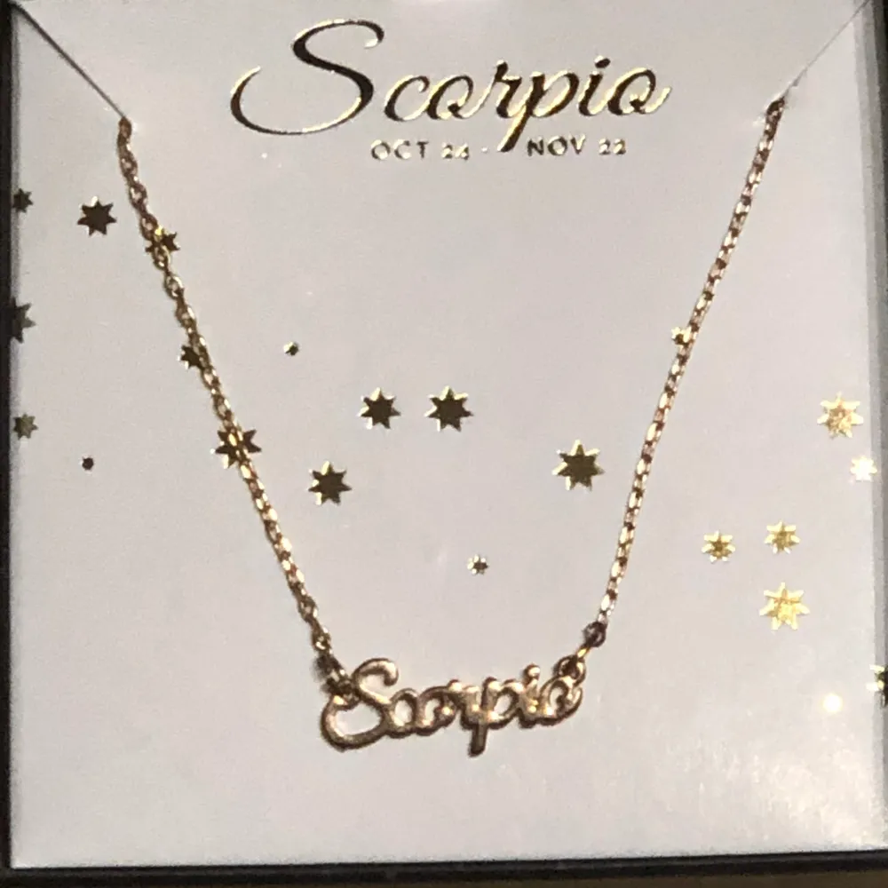 Guld halsband med horoskopet ”scorpio” från Glitter. Aldrig använd. Köparen står för frakt.. Accessoarer.