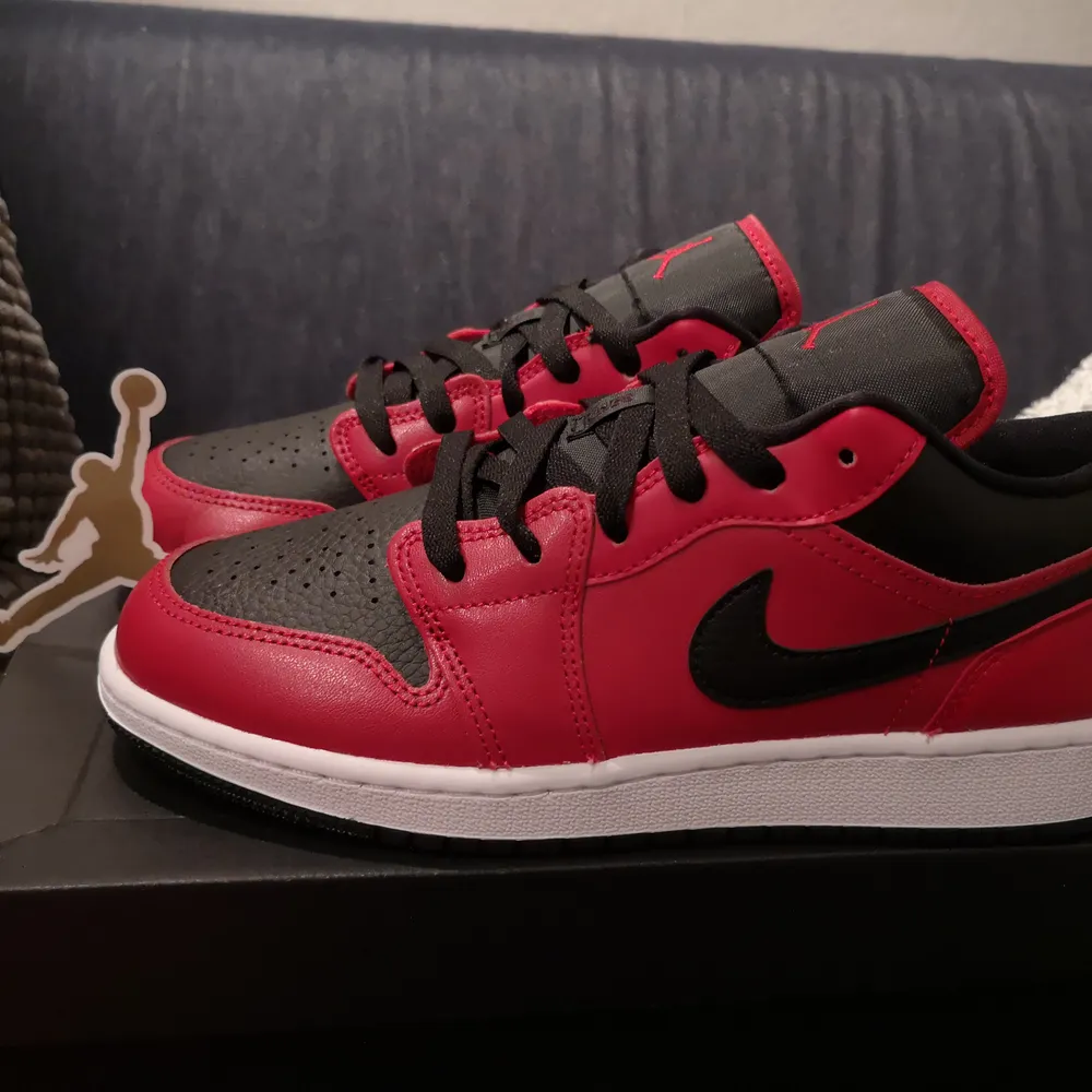 Säljer dessa snygga Jordans i färgen Gym Red. Finns tillgängliga i alla storlekar mellan 35.5 och 40! Kvitto finns självklart! Köparen betalar frakt eller upphämtning i Trollhättan 😊. Skor.