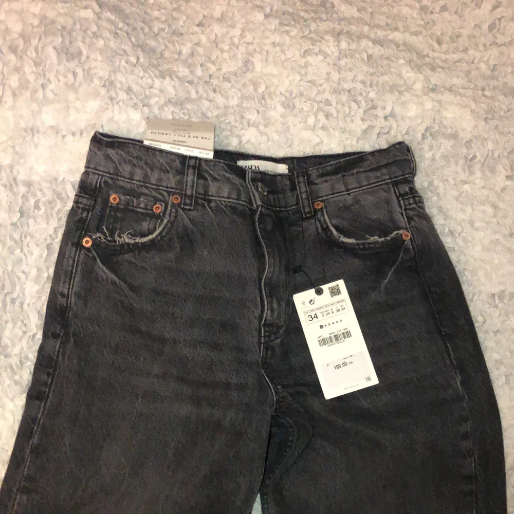 Gråa jeans från zara. De är mid rise 90’s full lenght. I storlek 34 aldrig använda. Väldigt snygga, jag har ett till par därför säljer jag dessa. . Jeans & Byxor.