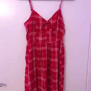 En röd klänning från HM i storlek 34. Har aldrig använt den. 