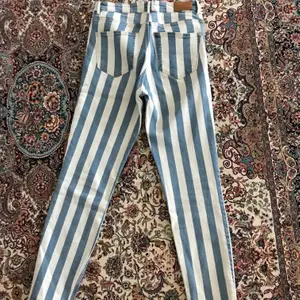 Jeans från zara, stretchiga. Som nya, använda 1-3 ggr max! Köparen står för frakt. Kan gå ner i pris vid snabb affär. 