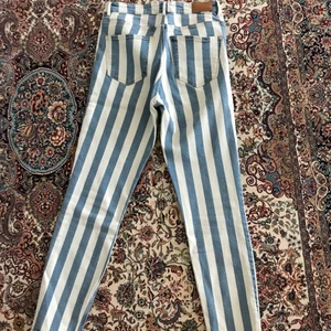 Randiga jeans från zara  - Jeans från zara, stretchiga. Som nya, använda 1-3 ggr max! Köparen står för frakt. Kan gå ner i pris vid snabb affär. 
