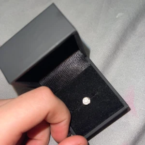 Tomas sabo öronhänge - Silver öronhänge, har användigt detta nåra gånger men bytt det nu, säljer det nu för använder inte det