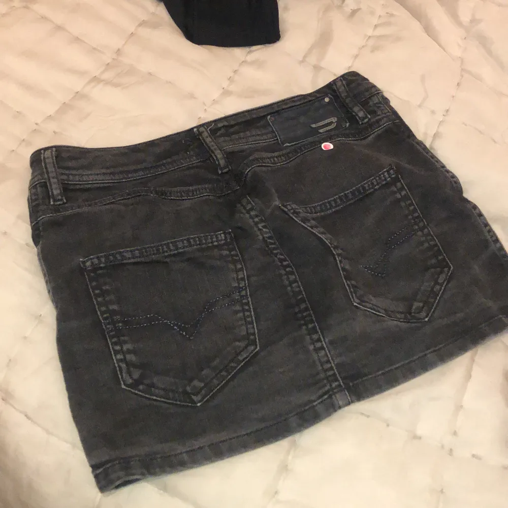 Använd ca 5 gånger. Size 29 (diesel storlekar). Gråsvart färg. Kjolar.