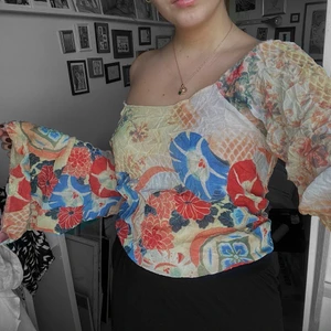 Blus - Söt blus med vida armar, i nyskick. Passar Xs-M