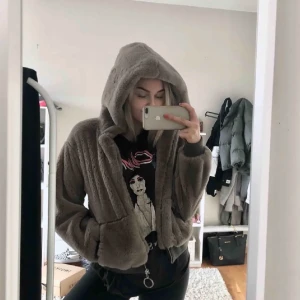 Jacka/Kofta - Säljer denna supermysiga pälsjackan från Berskha! 💓