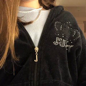 Juice couture tröja - Hej! Säljer min jätte fina juice couture tröja i storlek XL väldigt lite i storleken så skulle mera säja som en XS-S,  start bud 150kr