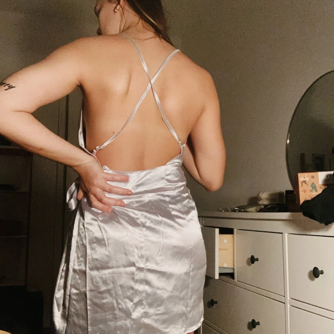 SILVER SATIN KLÄNNING, strl S - 90