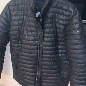 Vinterjacka  - Svart varm  vinterjacka med flise inuti. Super Dry Rai  Racer